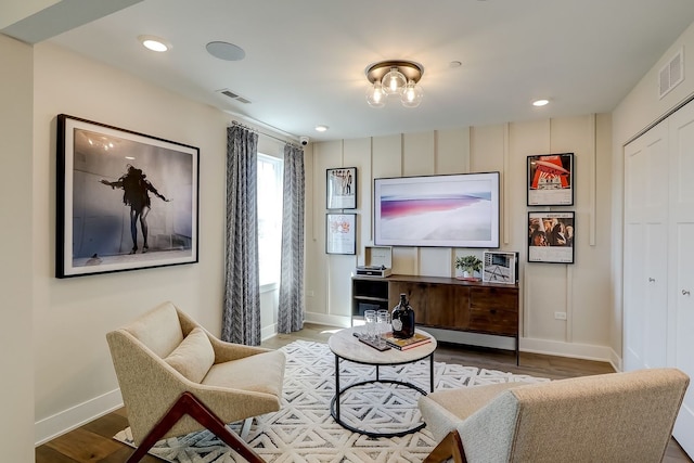 1058 E Oakton St, Des Plaines, IL 60018 - living area with wood finished floors and recessed lighting
