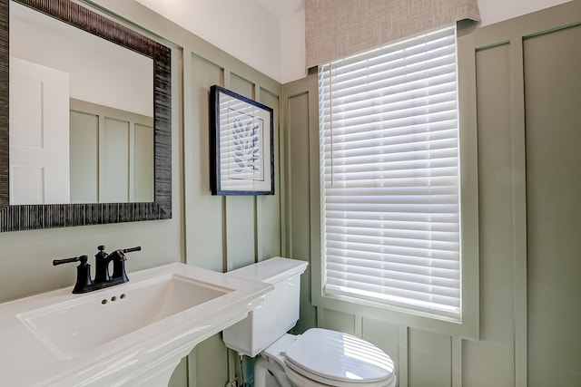 1060 E Oakton St, Des Plaines, IL 60018 - half bathroom with toilet and a sink