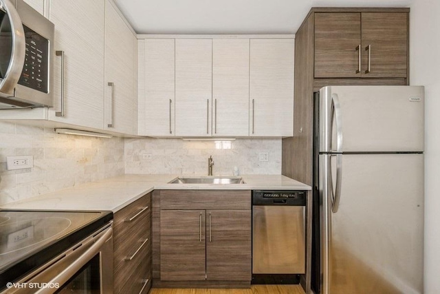 33 E Cedar St Unit 3D, Chicago, IL 60611 - kitchen featuring stainless steel appliances, decorative backsplash, and modern cabinets
