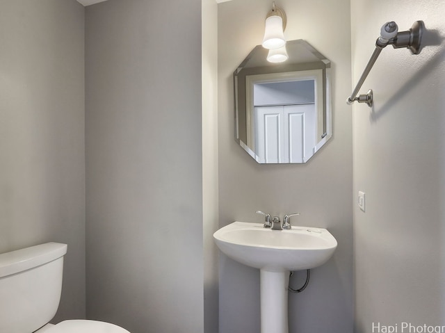 690 Savannah Ln, Crystal Lake, IL 60014 - half bathroom with toilet and a sink