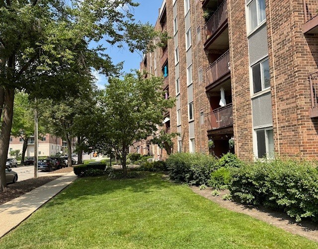 825 Pearson St Unit 3A, Des Plaines, IL 60016 - view of property's community with a yard