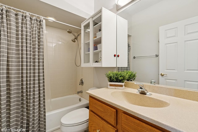 5414 S Greenwood Ave Unit 2, Chicago, IL 60615 - full bath featuring vanity and shower / tub combo with curtain