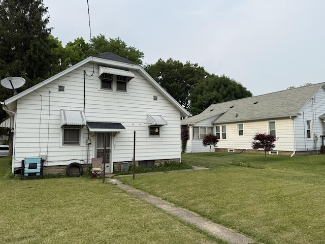 507 W 12th St, Sterling, IL 61081 - rear view of property featuring a lawn