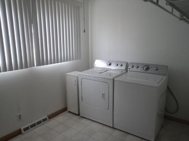 7341 W 56th Pl, Summit, IL 60501 - laundry area with washer and dryer and baseboards