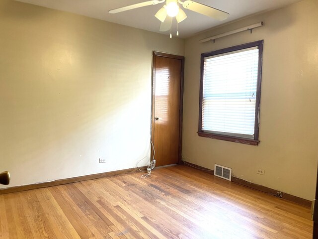 3909 W 71st St, Chicago, IL 60629 - unfurnished room with light wood finished floors and ceiling fan