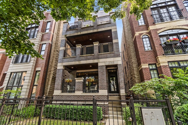 2769 N Kenmore Ave Unit 1, Chicago, IL 60614 - view of property with a fenced front yard