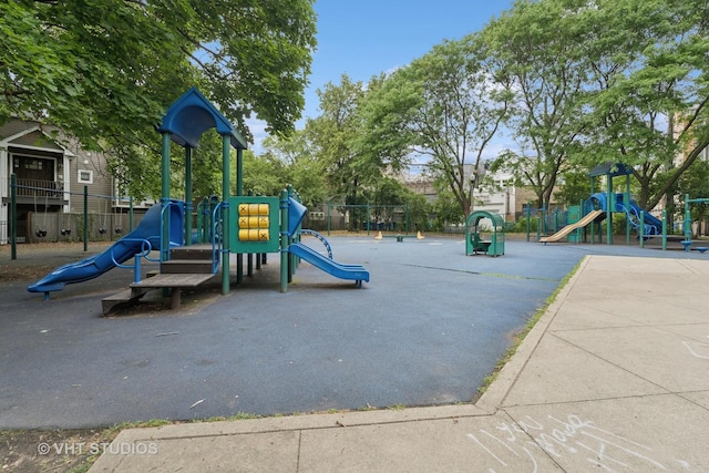2835 N Lakewood Ave Unit 2C, Chicago, IL 60657 - view of community playground
