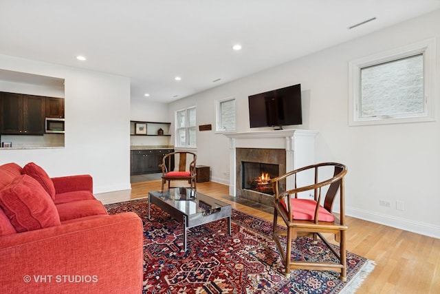 2835 N Lakewood Ave Unit 2C, Chicago, IL 60657 - living area featuring light wood finished floors, a tiled fireplace, and recessed lighting