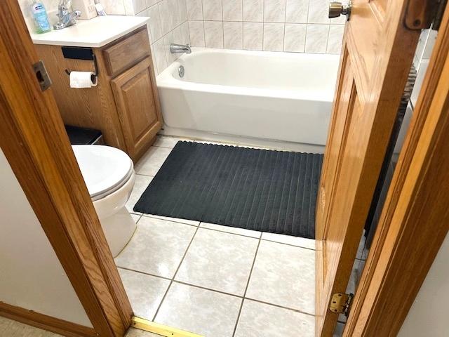 5536 S Albany Ave, Chicago, IL 60629 - full bath featuring tile patterned floors and a bathtub