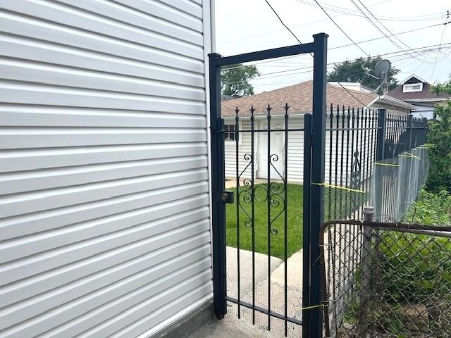 5536 S Albany Ave, Chicago, IL 60629 - view of gate
