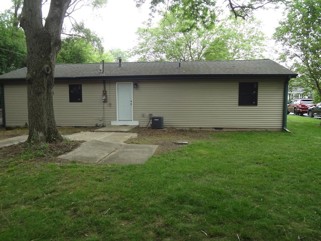 9802 Gallek Rd, Fox River Grove, IL 60021 - rear view of property featuring a yard and a shingled roof