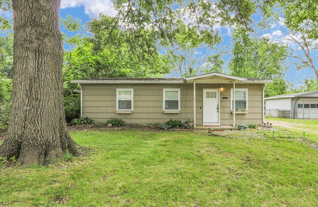 1825 Parkdale Dr, Champaign, IL 61821 - view of front facade with a front lawn