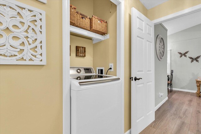 1825 Parkdale Dr, Champaign, IL 61821 - laundry room featuring washer / clothes dryer and wood finished floors