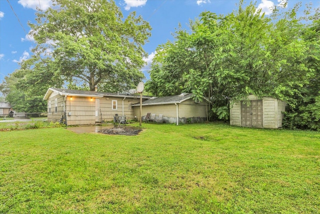 1825 Parkdale Dr, Champaign, IL 61821 - view of yard with a storage unit