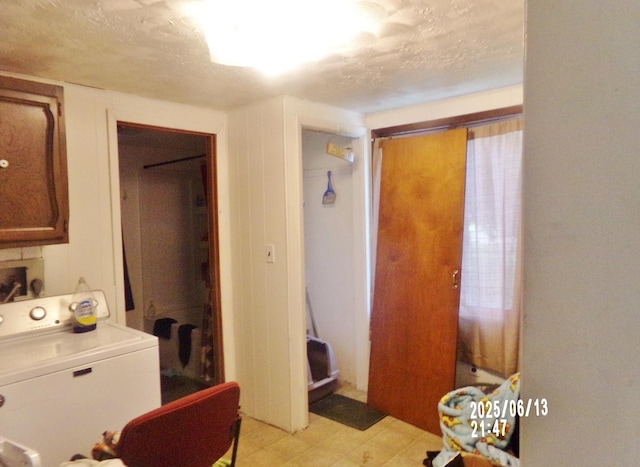 503 E Mason St E, Polo, IL 61064 - laundry room featuring washer / dryer, cabinet space, light floors, and a textured ceiling