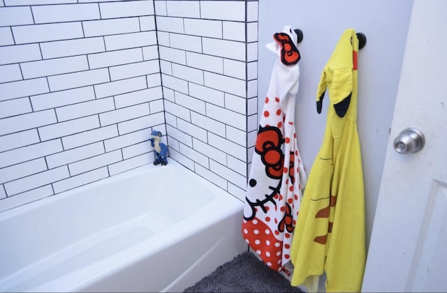 4435 S Oakenwald Ave Unit 1, Chicago, IL 60653 - bathroom with shower / tub combo