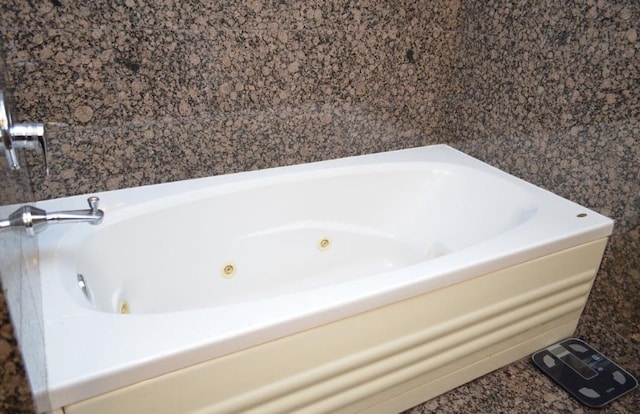 4435 S Oakenwald Ave Unit 1, Chicago, IL 60653 - bathroom featuring a jetted tub
