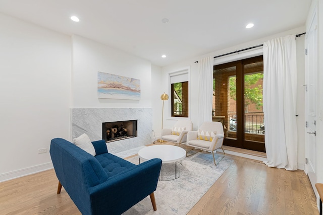 832 W Altgeld St Unit 1, Chicago, IL 60614 - living area featuring light wood-style floors, a premium fireplace, and recessed lighting