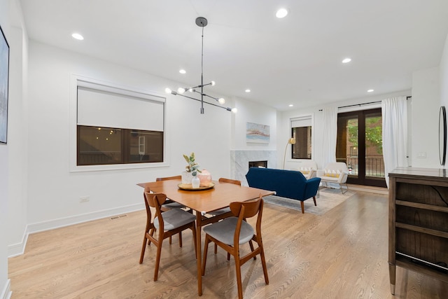 832 W Altgeld St Unit 1, Chicago, IL 60614 - dining area featuring light wood-style flooring, a premium fireplace, a chandelier, and recessed lighting