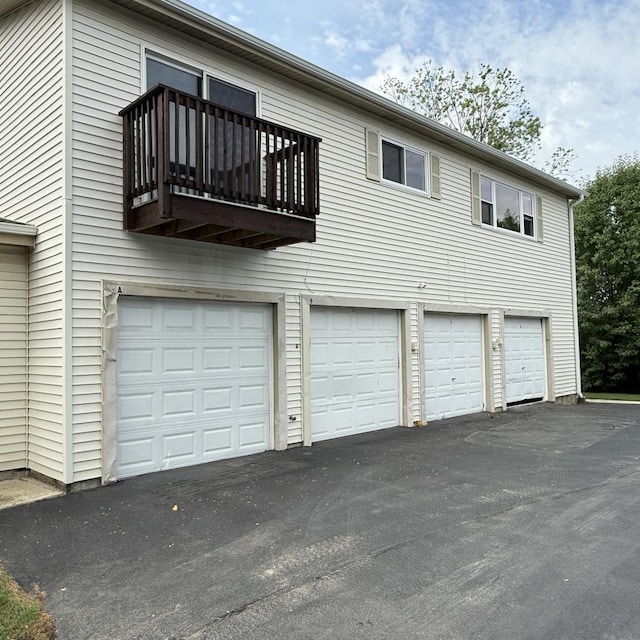 907 Gael Dr Unit D, Joliet, IL 60435 - garage featuring asphalt driveway
