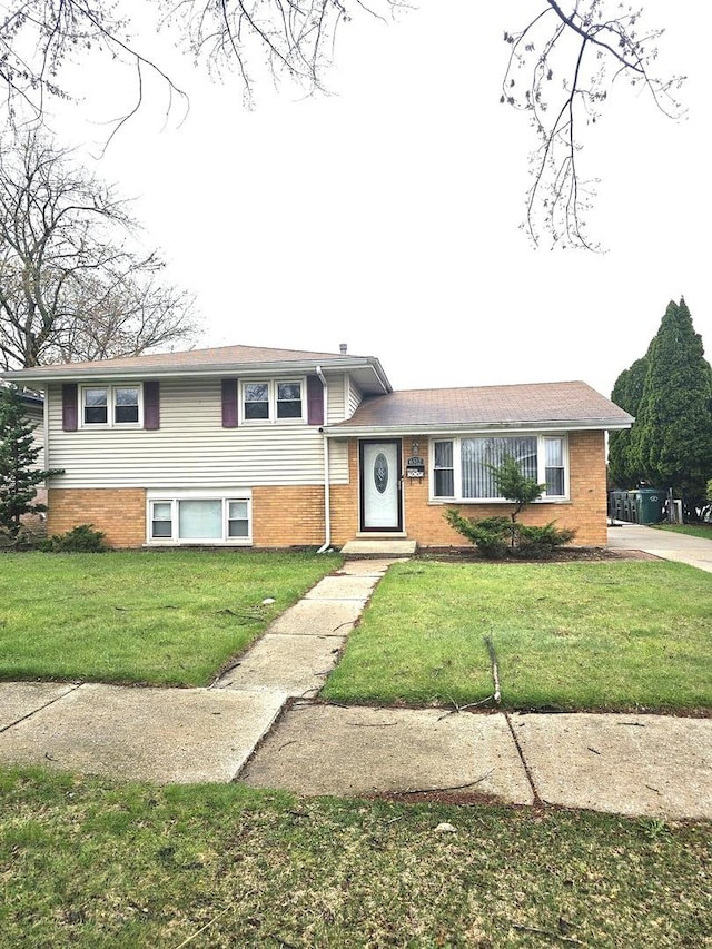 6512 Ridge Dr, Chicago Ridge, IL 60415 - split level home featuring a front yard and brick siding