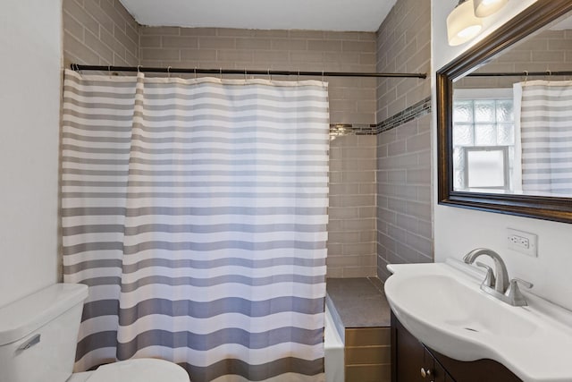 956 S Elm Ave, Kankakee, IL 60901 - full bathroom featuring vanity and shower / tub combo