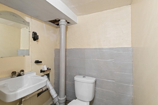 956 S Elm Ave, Kankakee, IL 60901 - bathroom with toilet and a sink