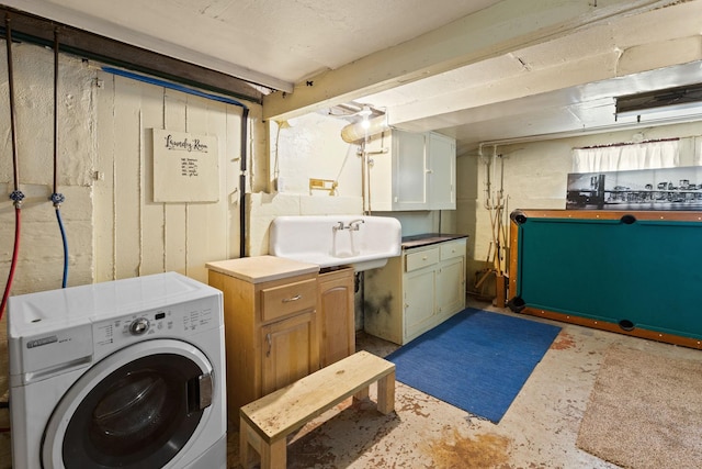 956 S Elm Ave, Kankakee, IL 60901 - laundry area with washer / clothes dryer and a sink
