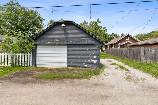 956 S Elm Ave, Kankakee, IL 60901 - detached garage featuring driveway