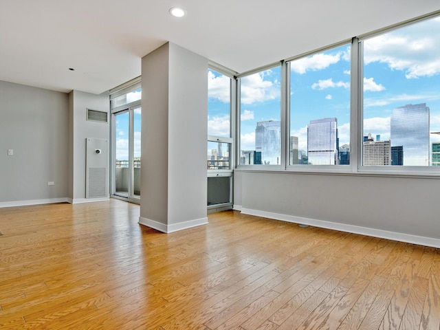737 W Washington Blvd Unit 3003, Chicago, IL 60661 - empty room with plenty of natural light, light wood-type flooring, a skyline view, and recessed lighting