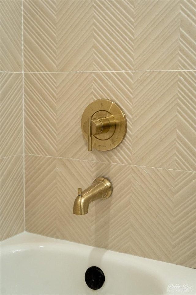 111 Mayberry Ct, Rolling Meadows, IL 60008 - detailed view of tiled shower and a sink