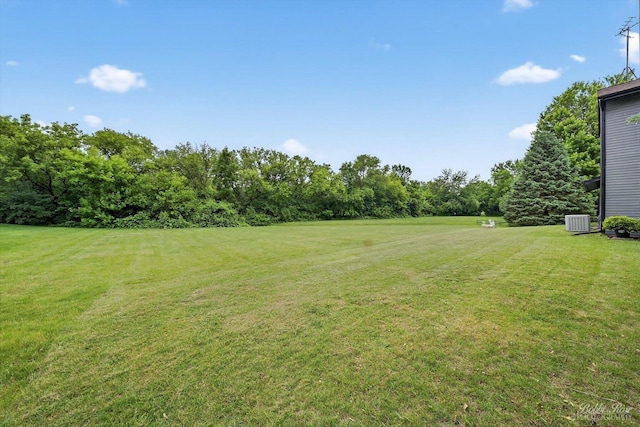 111 Mayberry Ct, Rolling Meadows, IL 60008 - view of grassy yard featuring view of scattered trees