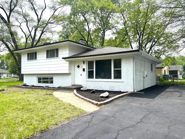 126 N Prairie Ave, Bloomingdale, IL 60108 - tri-level home featuring brick siding and a front lawn