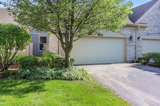 902 Heathrow Ln, Naperville, IL 60540 - garage with driveway