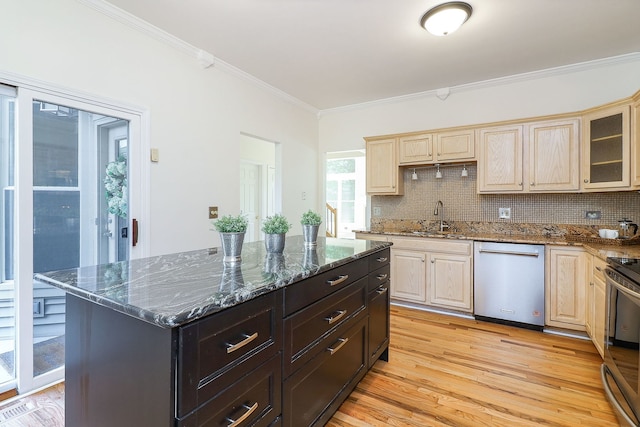 902 Heathrow Ln, Naperville, IL 60540 - kitchen featuring stainless steel appliances, crown molding, light wood-style flooring, dark stone countertops, and light brown cabinetry