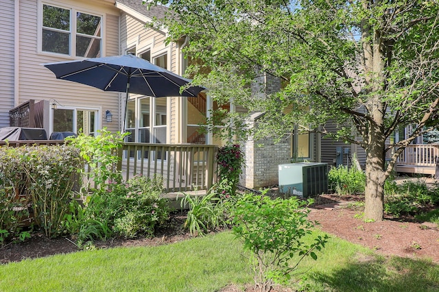 902 Heathrow Ln, Naperville, IL 60540 - view of yard featuring a deck