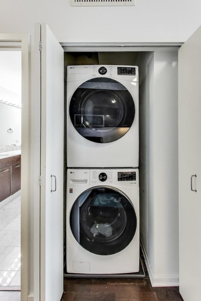 659 W Randolph St Unit 1115, Chicago, IL 60661 - laundry area featuring stacked washer and clothes dryer and baseboards