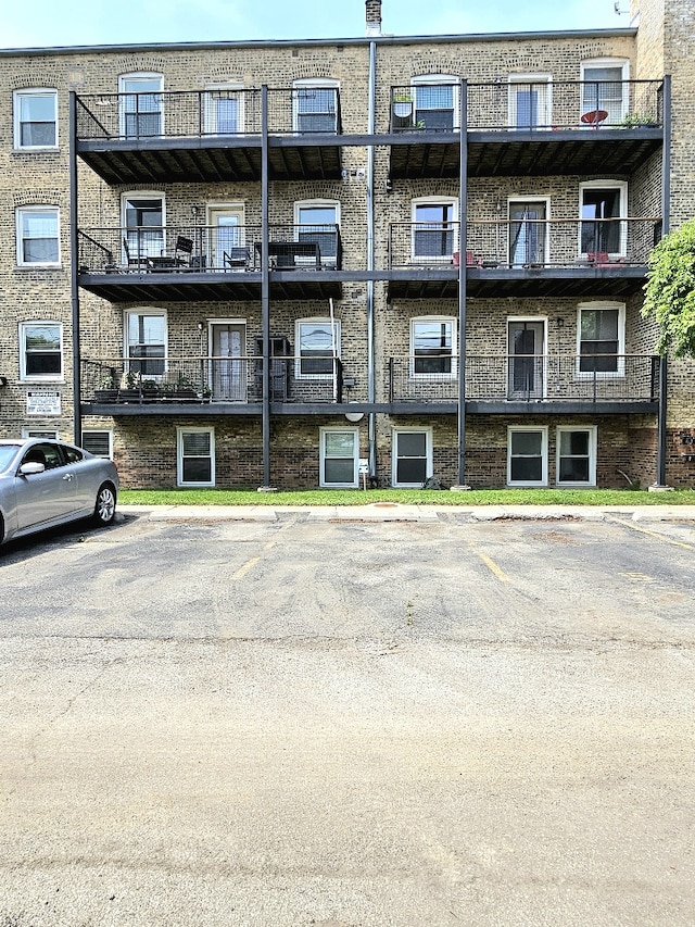 2537.5 Prairie Ave Unit 3N, Evanston, IL 60201 - view of apartment building / complex with uncovered parking