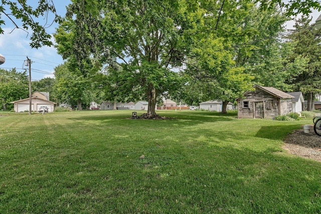 107 N Elm St, Gardner, IL 60424 - view of grassy yard featuring an outdoor structure