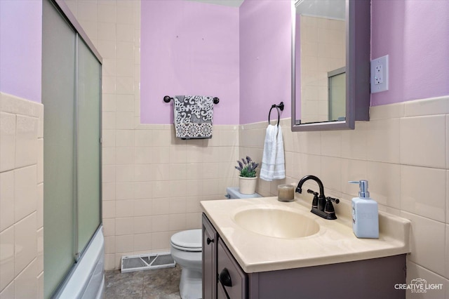 306 Hillside Pl, North Aurora, IL 60542 - full bath featuring tile walls, vanity, wainscoting, and shower / bath combination with glass door