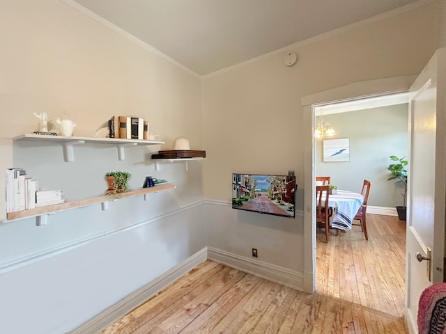 629 Garfield St Unit 1N, Oak Park, IL 60304 - dining area featuring ornamental molding and light wood finished floors