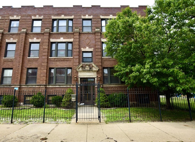 4220 S Champlain Ave Unit 2N, Chicago, IL 60653 - view of building exterior with a fenced front yard