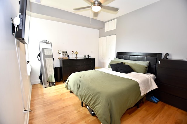 4220 S Champlain Ave Unit 2N, Chicago, IL 60653 - bedroom featuring light wood-type flooring and a ceiling fan