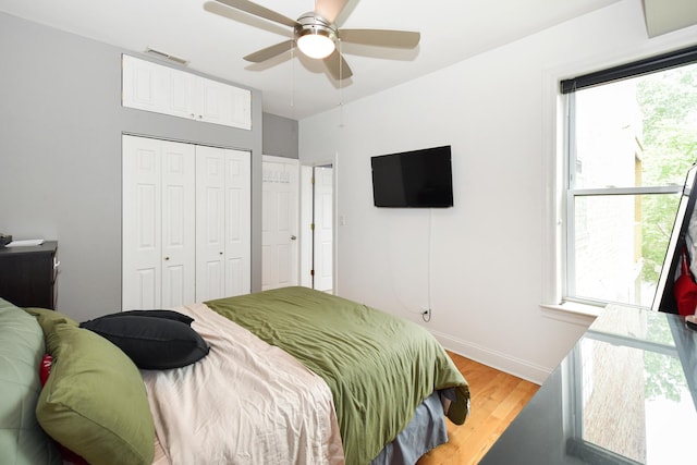 4220 S Champlain Ave Unit 2N, Chicago, IL 60653 - bedroom featuring light wood-style flooring, a closet, and a ceiling fan