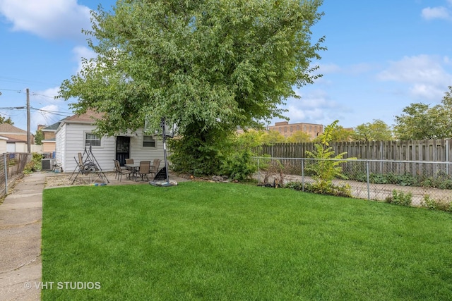 5443 S Long Ave, Chicago, IL 60638 - fenced backyard with a patio area