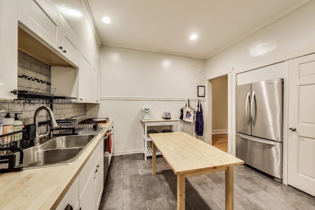 5502 S Hyde Park Blvd Unit 2, Chicago, IL 60637 - kitchen featuring freestanding refrigerator, white cabinetry, backsplash, light countertops, and recessed lighting