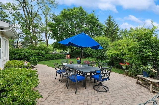 2810 Beckwith Ct, Northbrook, IL 60062 - view of patio featuring outdoor dining space