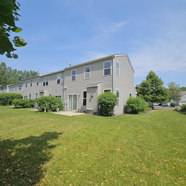 4029 Boulder Ct, Aurora, IL 60504 - back of property with a lawn