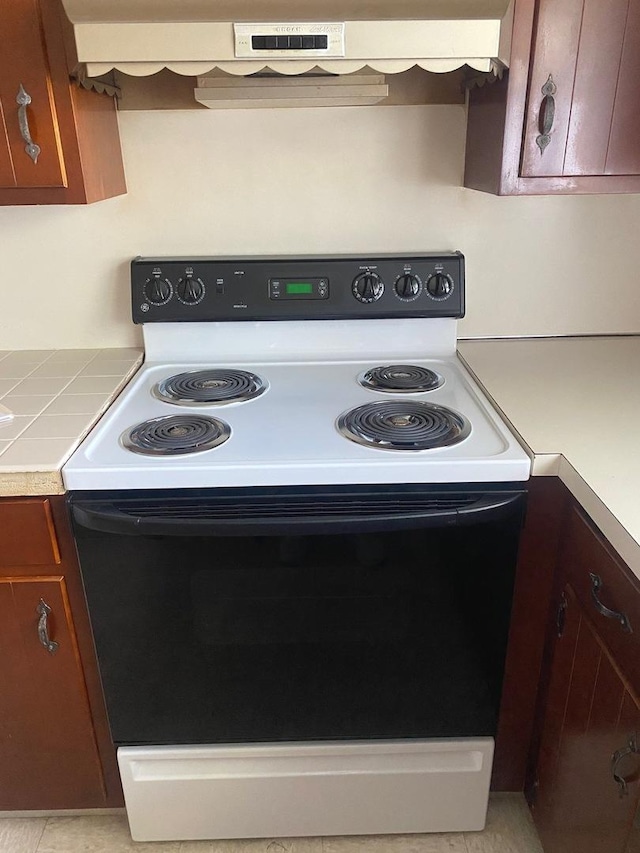 1415 Lakewood Dr, Mendota, IL 61342 - kitchen with range with electric cooktop