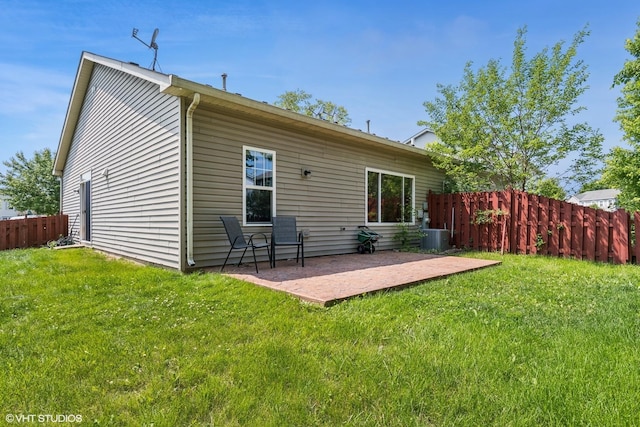 722 Eberly Ct, Plano, IL 60545 - rear view of property featuring a patio